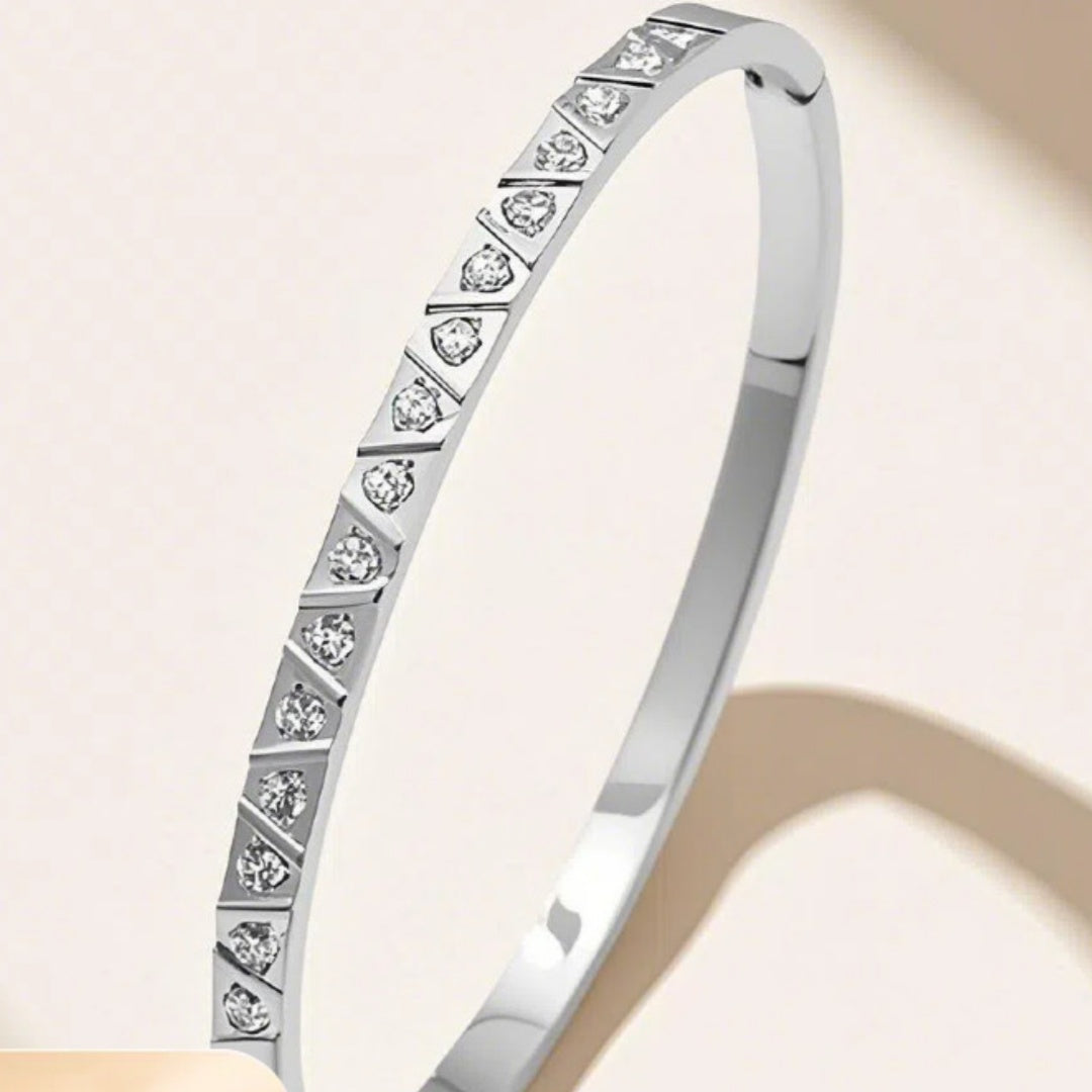 Stainless Steel Bracelet With A Light-luxury